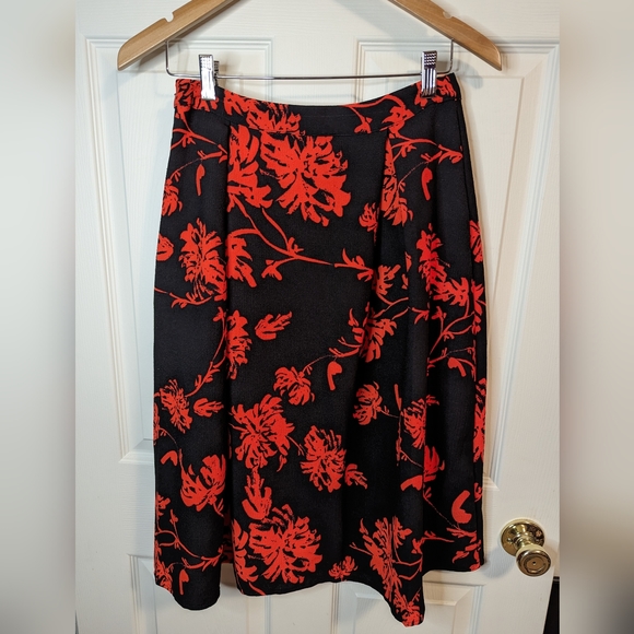 Who what wear black and red floral flare skirt size 2 (see measurements) - Picture 4 of 8